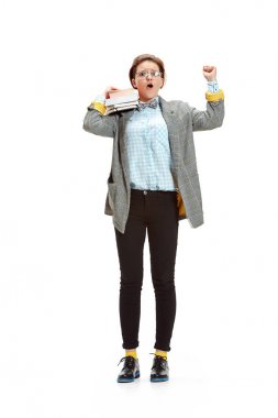 Beyaz arka plan üzerinde izole kitap tutan mutlu gülümseyen kız öğrencinin tam uzunlukta portresi