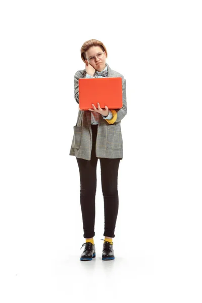 Full längd porträtt av en lyckligt leende kvinnlig student holding notebook isolerad på vit bakgrund — Stockfoto