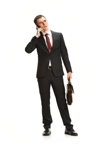 Ritratto a corpo intero di uomo d'affari con valigetta su bianco — Foto Stock