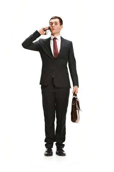 Retrato de cuerpo completo de hombre de negocios con maletín en blanco — Foto de Stock