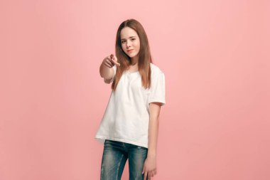 Sen, yarı uzunluk portre portre pembe bir arka plan üzerinde işaret mutlu genç kız.