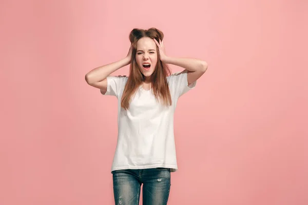 La chica adolescente ojos entrecerrados con expresión extraña — Foto de Stock