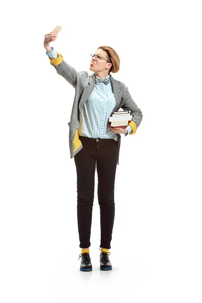 Retrato de comprimento total de uma estudante sorridente feliz segurando livros isolados em fundo branco — Fotografia de Stock