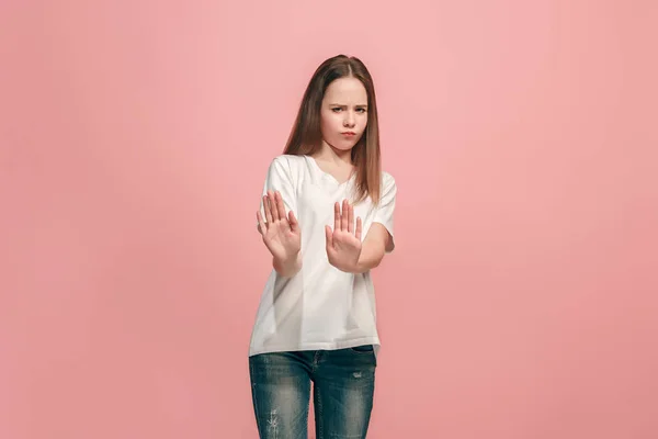 Dudosa chica adolescente pensativa rechazando algo contra el fondo rosa — Foto de Stock