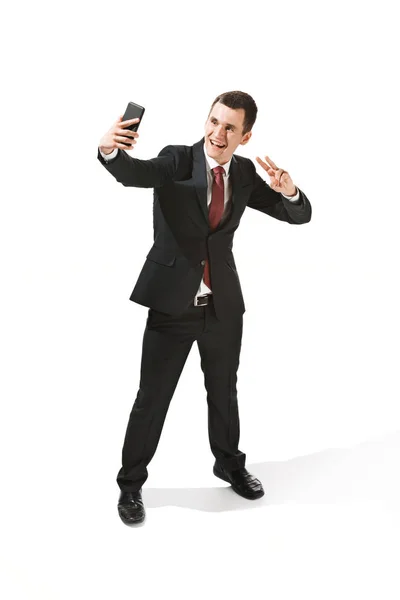 Gelukkig zakenman praten aan de telefoon geïsoleerd op witte achtergrond in de studio schieten — Stockfoto