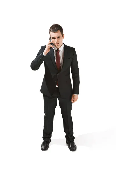 Retrato de un hombre de negocios con una cara muy seria. Profesional seguro con mirada penetrante en el primer plano de la cámara . — Foto de Stock