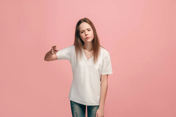 La chica adolescente feliz que apunta a usted, media longitud primer plano retrato sobre fondo rosa . —  Fotos de Stock