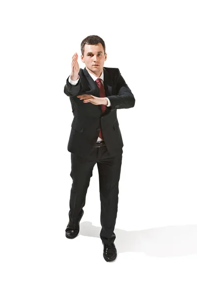 Sobre el retrato de un hombre de negocios con una cara muy seria. Profesional seguro con mirada penetrante en el primer plano de la cámara . — Foto de Stock