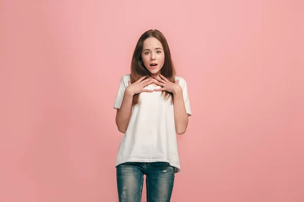 Schöne Teen Mädchen suchen überrascht isoliert auf rosa — Stockfoto