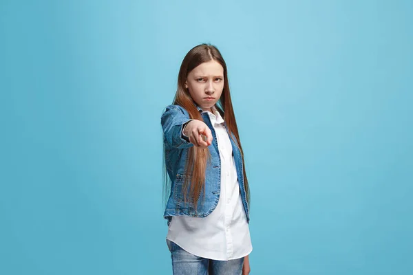 La chica adolescente feliz que apunta a usted, media longitud primer plano retrato sobre fondo azul . —  Fotos de Stock