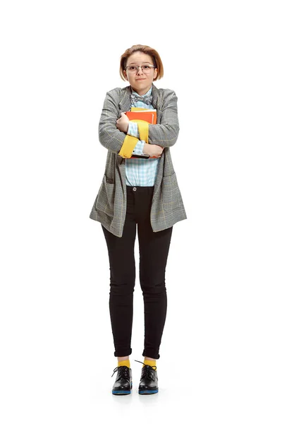 Full längd porträtt av en lyckligt leende kvinnlig student håller böcker isolerad på vit bakgrund — Stockfoto