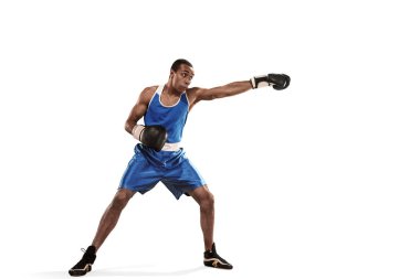 Sportif adam boks egzersiz isabet yapım sırasında. Beyaz arka plan üzerinde boksör fotoğrafı