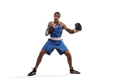 Sportif adam boks egzersiz isabet yapım sırasında. Beyaz arka plan üzerinde boksör fotoğrafı