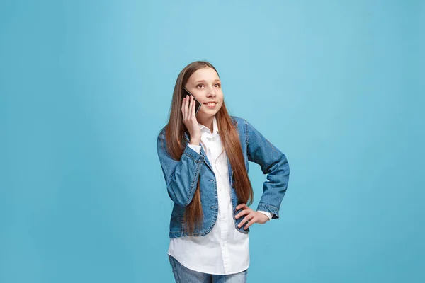 Hermosa chica adolescente mirando sorprendido aislado en azul — Foto de Stock