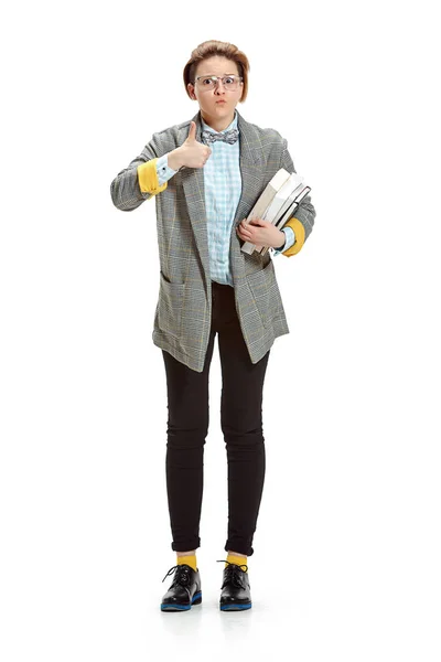 Beyaz arka plan üzerinde izole kitap tutan sürpriz bir kız öğrencinin tam uzunlukta portresi — Stok fotoğraf