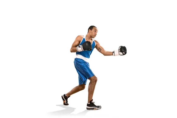 Hombre deportivo durante el ejercicio de boxeo. Foto de boxeador sobre fondo blanco — Foto de Stock