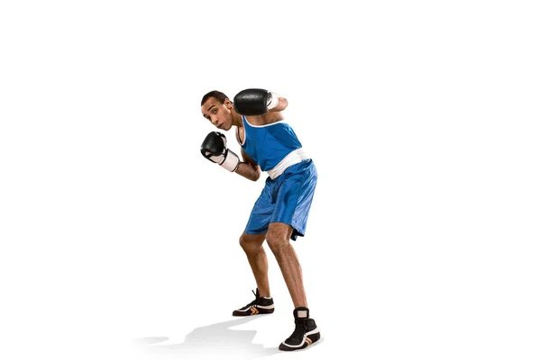运动的人在拳击锻炼期间。白色背景拳击手照片 — 图库照片