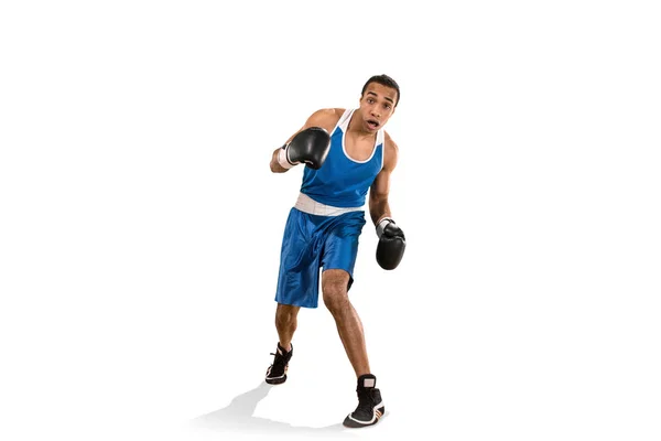 Hombre deportivo durante el ejercicio de boxeo. Foto de boxeador sobre fondo blanco — Foto de Stock