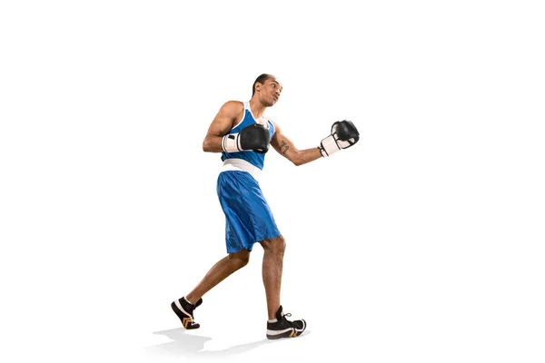 Hombre deportivo durante el ejercicio de boxeo. Foto de boxeador sobre fondo blanco —  Fotos de Stock