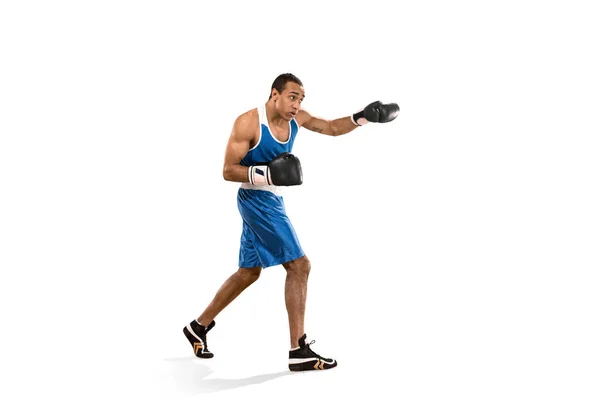 Hombre deportivo durante el ejercicio de boxeo. Foto de boxeador sobre fondo blanco —  Fotos de Stock