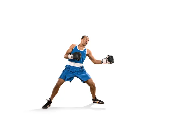 Hombre deportivo durante el ejercicio de boxeo. Foto de boxeador sobre fondo blanco — Foto de Stock