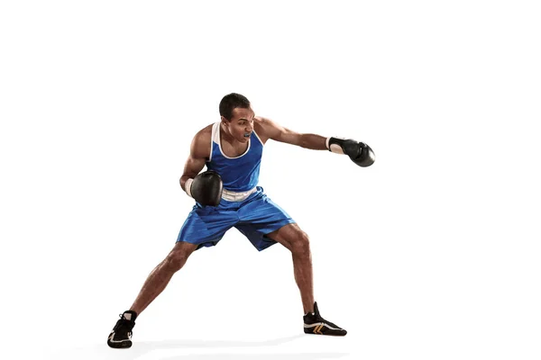 Sportlicher Mann beim Boxtraining, der Treffer macht. Foto von Boxer auf weißem Hintergrund — Stockfoto