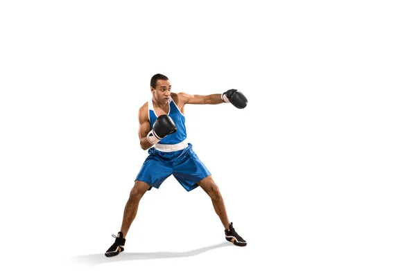 Hombre deportivo durante el ejercicio de boxeo. Foto de boxeador sobre fondo blanco — Foto de Stock