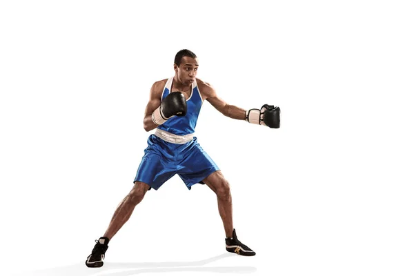 Homme sportif pendant l'exercice de boxe faisant frapper. Photo de boxer sur fond blanc — Photo