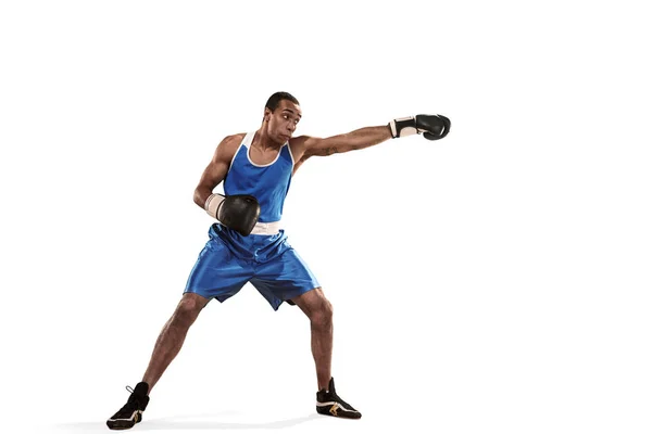 Homem desportivo durante o exercício de boxe fazendo sucesso. Foto de boxeador em fundo branco — Fotografia de Stock