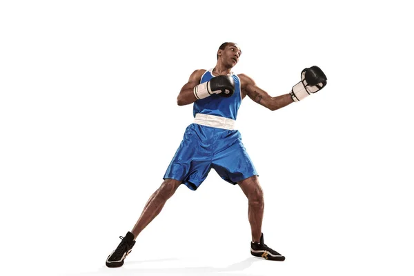 Homem desportivo durante o exercício de boxe fazendo sucesso. Foto de boxeador em fundo branco — Fotografia de Stock