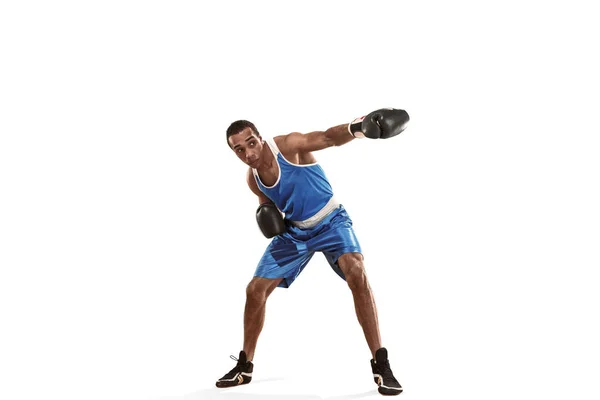 Homem desportivo durante o exercício de boxe fazendo sucesso. Foto de boxeador em fundo branco — Fotografia de Stock