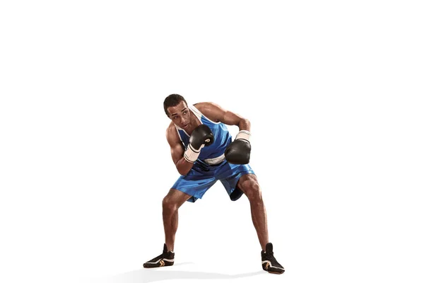 Sportlicher Mann beim Boxtraining, der Treffer macht. Foto von Boxer auf weißem Hintergrund — Stockfoto