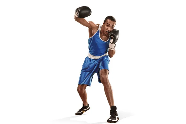 Homem desportivo durante o exercício de boxe fazendo sucesso. Foto de boxeador em fundo branco — Fotografia de Stock