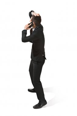 Sana çok ciddi bir yüz ile bir işadamı portresi profil. Cep telefonu ile kendine güvenen professional