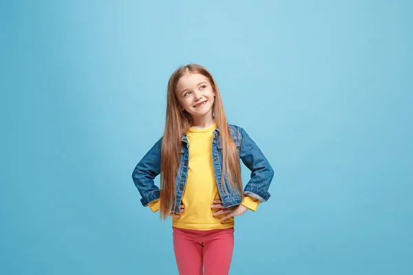 La chica adolescente feliz de pie y sonriendo contra el fondo rosa . — Foto de Stock