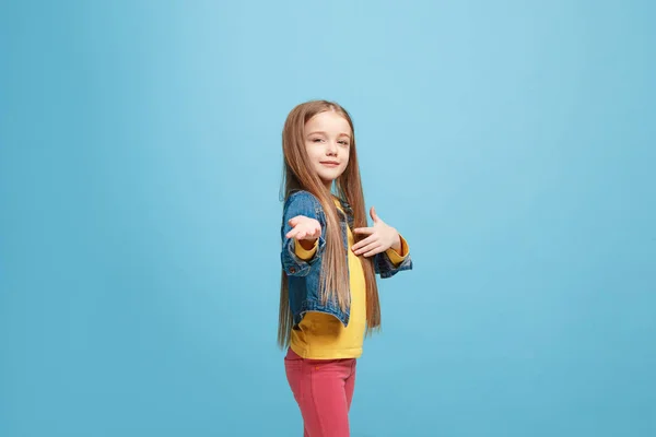 La chica adolescente feliz de pie y sonriendo contra el fondo rosa . — Foto de Stock