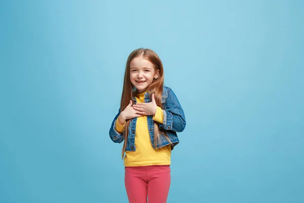 La chica adolescente feliz de pie y sonriendo contra el fondo rosa . — Foto de Stock