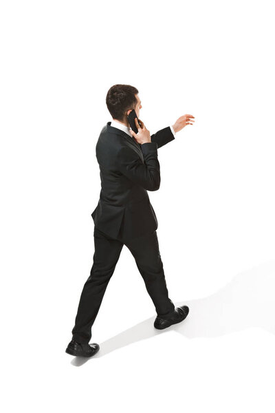 Спина бизнесмена на белом фоне
