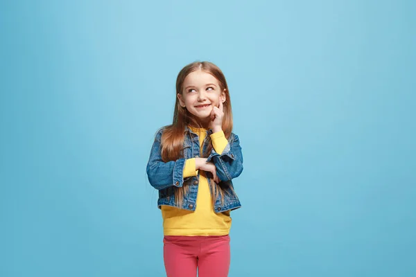 Joven chica adolescente seria y reflexiva. Concepto de duda . — Foto de Stock