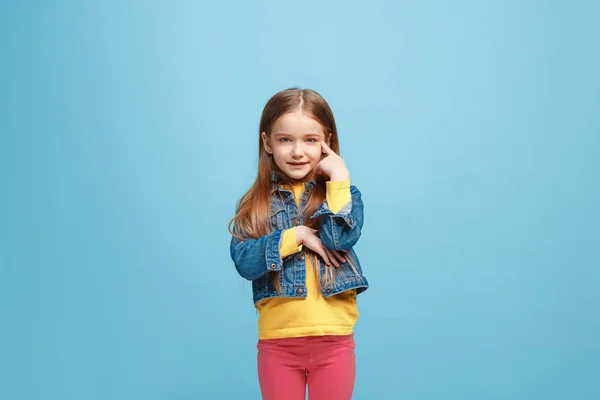 Joven chica adolescente seria y reflexiva. Concepto de duda . — Foto de Stock