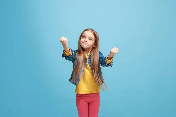 Πορτρέτο του θυμωμένος έφηβος κορίτσι σε φόντο μπλε στούντιο — Φωτογραφία Αρχείου