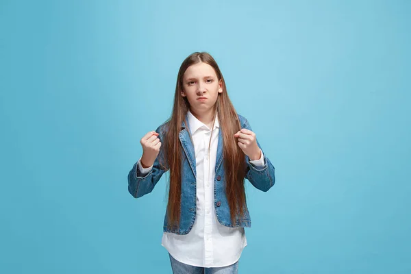 Retrato de chica adolescente enojada en un fondo de estudio azul — Foto de Stock