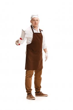 Beyaz arka plan üzerinde izole bir balta ile poz gülümseyen kasap