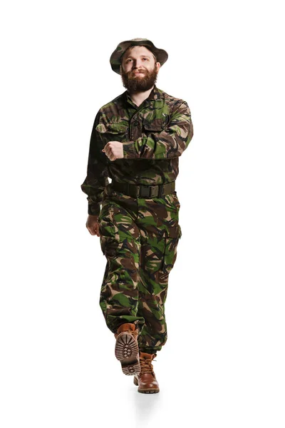 Joven soldado del ejército con uniforme de camuflaje aislado en blanco — Foto de Stock
