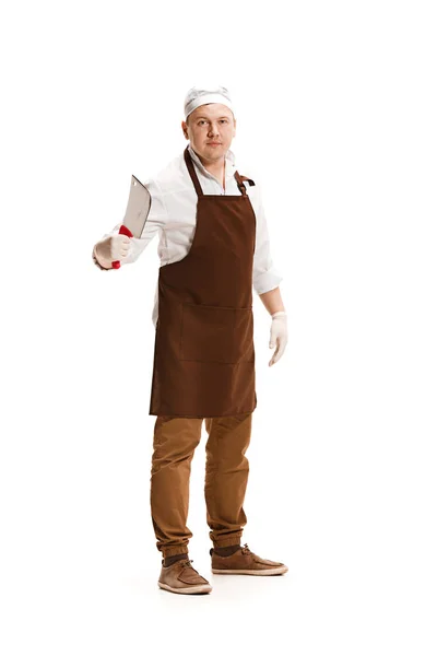 Carnicero sonriente posando con una cuchilla aislada sobre fondo blanco — Foto de Stock