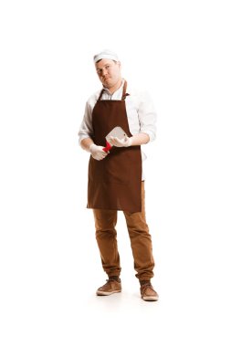 Beyaz arka plan üzerinde izole bir balta ile poz gülümseyen kasap