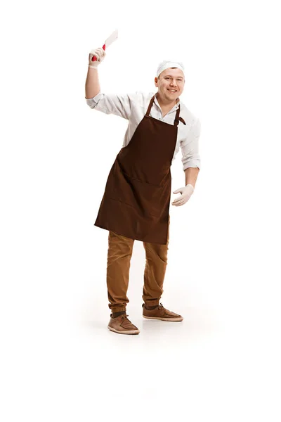 Lächeln Metzger posiert mit einem Spalter isoliert auf weißem Hintergrund — Stockfoto
