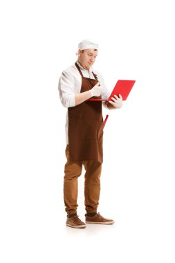 Beyaz arka plan üzerinde izole bir dizüstü bilgisayar ile poz ciddi kasap