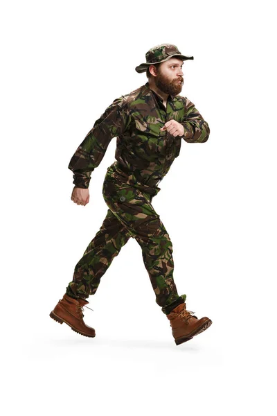 Jovem soldado do exército usando uniforme de camuflagem isolado em branco — Fotografia de Stock