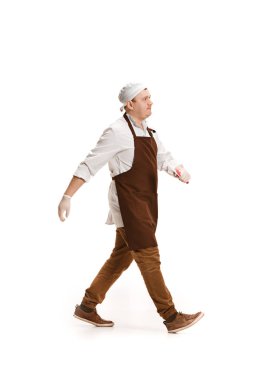 Gülümseyen kasap izole üzerinde beyaz arka plan poz